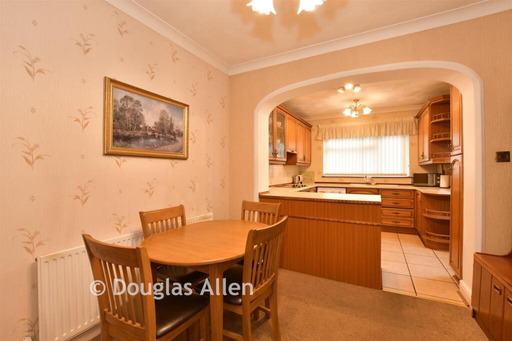 Woodfield Way, Hornchurch, Essex photo 4