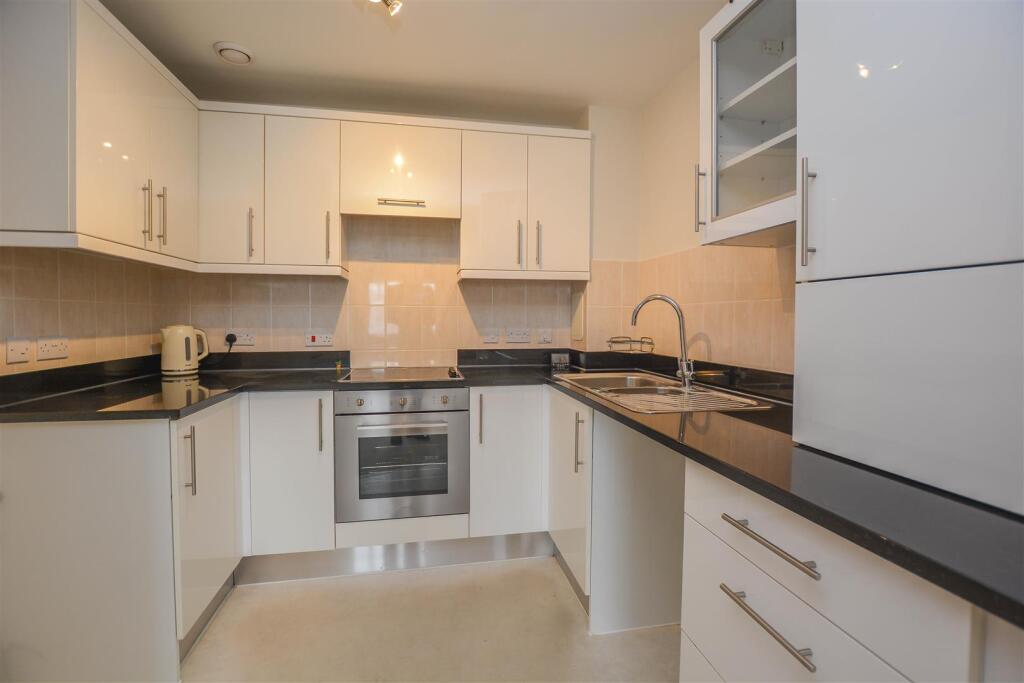Apartment in Brentwood, Warley - View 3