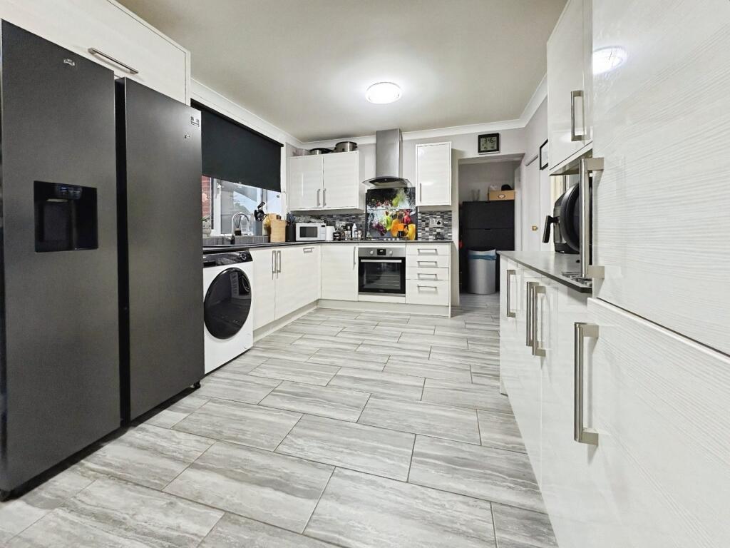 Carlton Close, Danesmoor, Chesterfield, Derbyshire, S45 photo 3