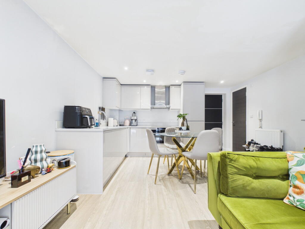 Apartment in Slough - More