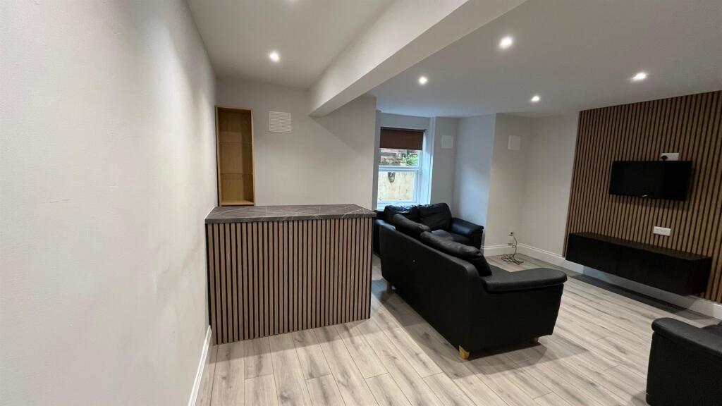 6 bedroom house for rent