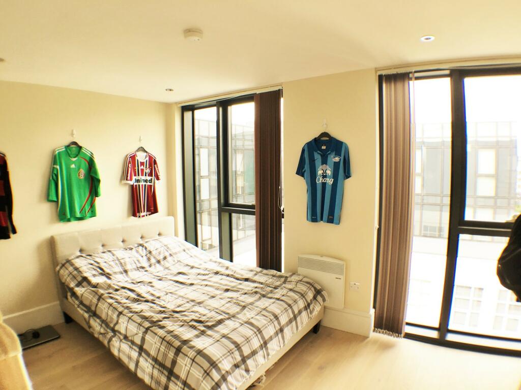 Apartment in Salford, Greater Manchester - View 5