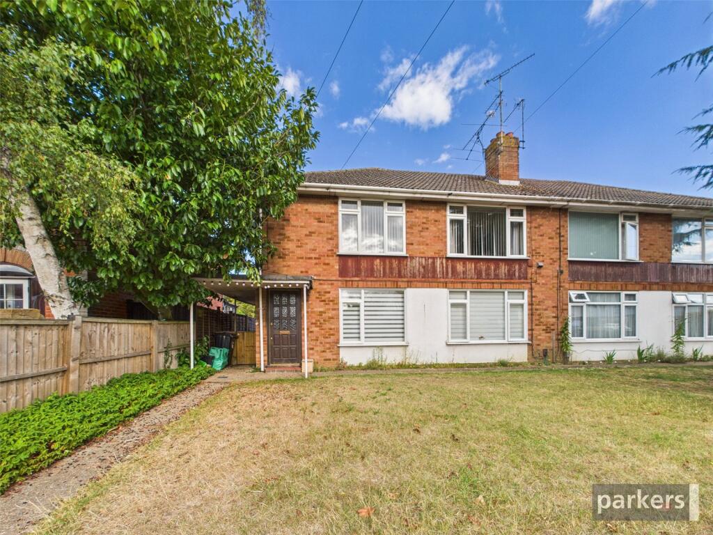 2-bed flat on Butts Hill Road, Woodley, Reading, Berkshire, RG5, £260,000
