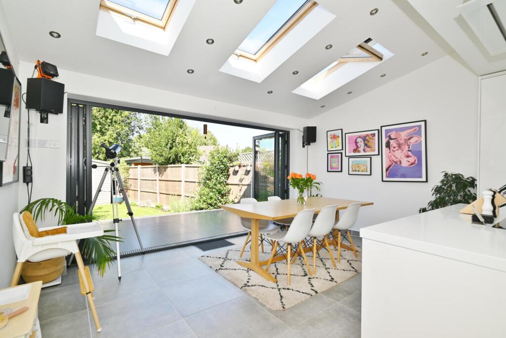 House in Twickenham - More