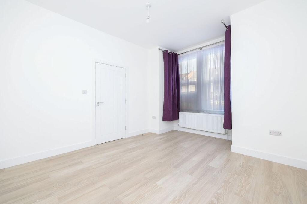 House in London, Newbury Park - View 5