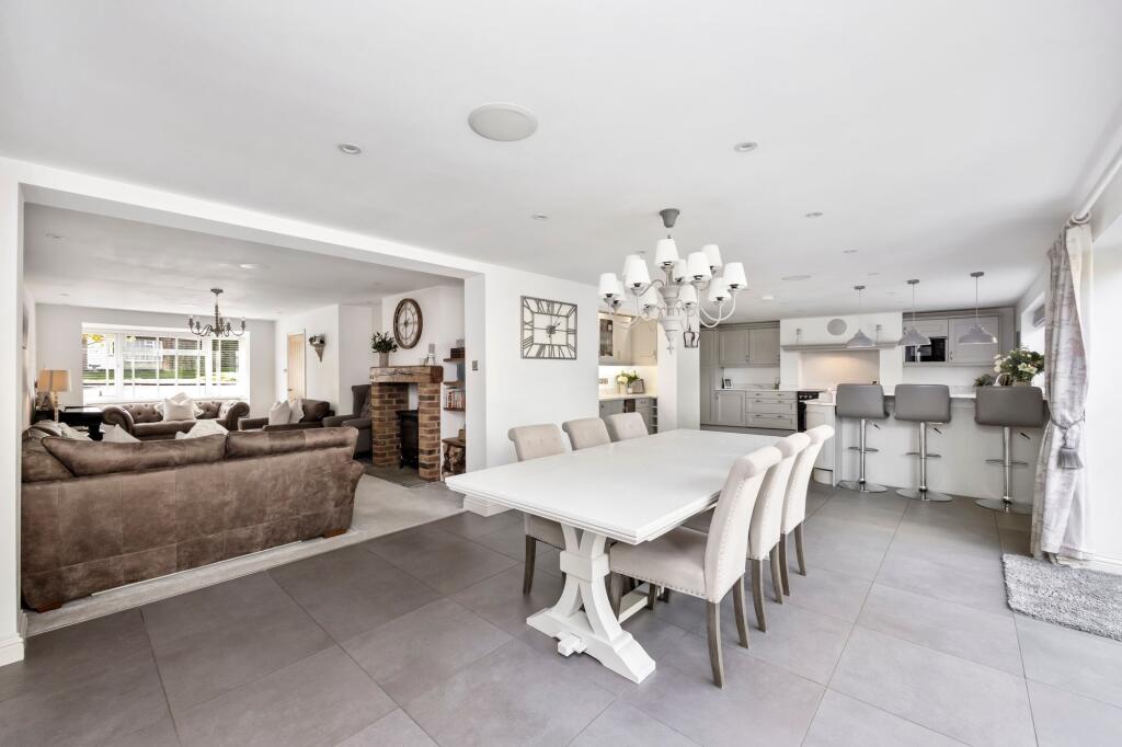 House in Horsham, Southwater - More