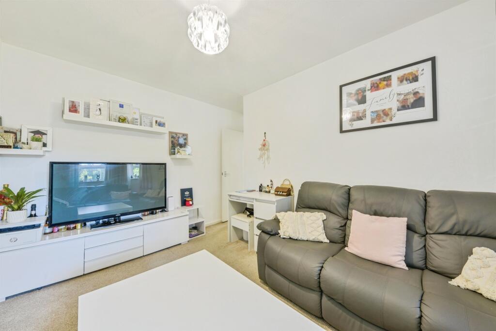 Woodhall Lane, Welwyn Garden City photo 4