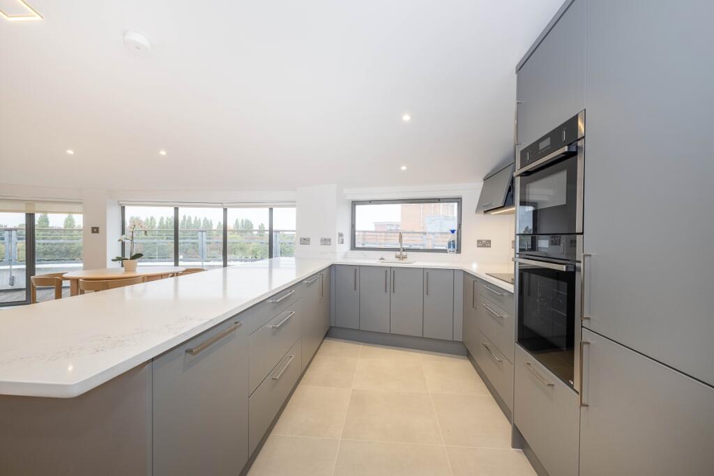 Apartment in London, Royal Borough of Kingston upon Thames - View 5