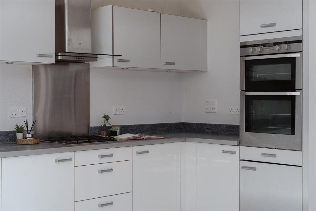 Apartment in Reigate and Banstead, Surrey - View 5