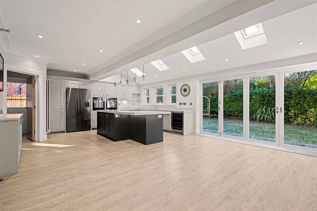 Endfield Place, Sandis Platt, Maidenhead, SL6 photo 2