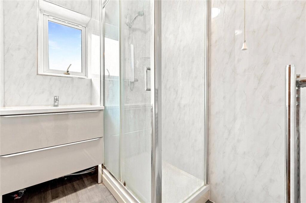 Apartment in Southend-on-Sea, Essex - More