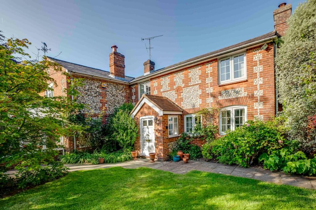 Main image of property: Robin Cottage, 4 Robin Close, Great Kingshill, High Wycombe, HP15 6EQ