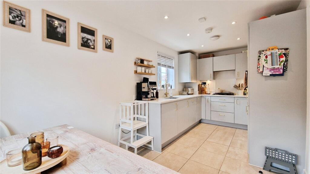 House in Binfield, Bracknell Forest - View 5