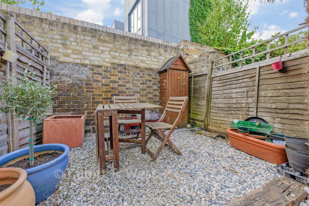 House in London, Waddon - More