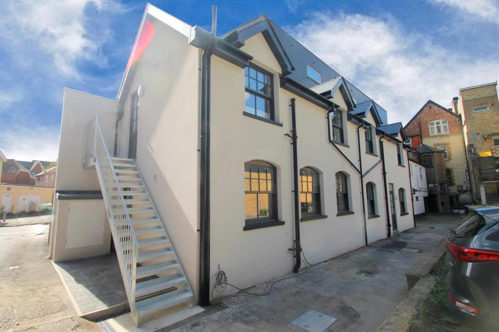 Main image of property: 1 bedroom First Floor Flat in Caterham Valley