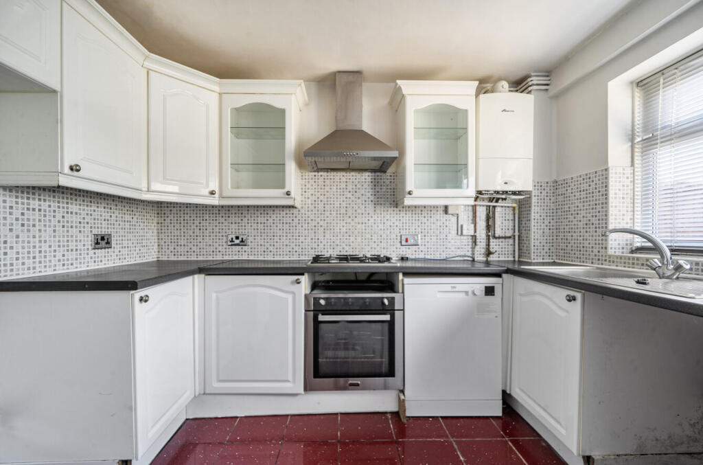 Kenilworth Drive, Aylesbury, Buckinghamshire photo 3