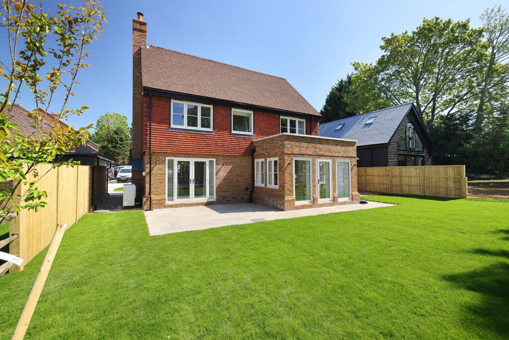 Paddock Grove Effingham KT24 photo 4