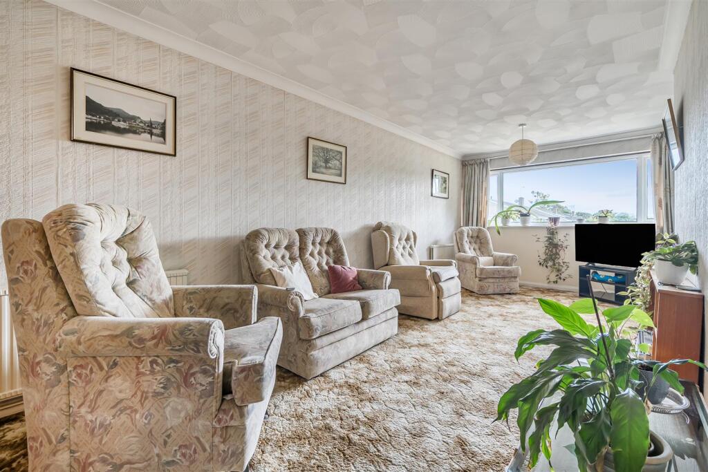 Willant Close, White Waltham, Maidenhead, SL6 photo 3