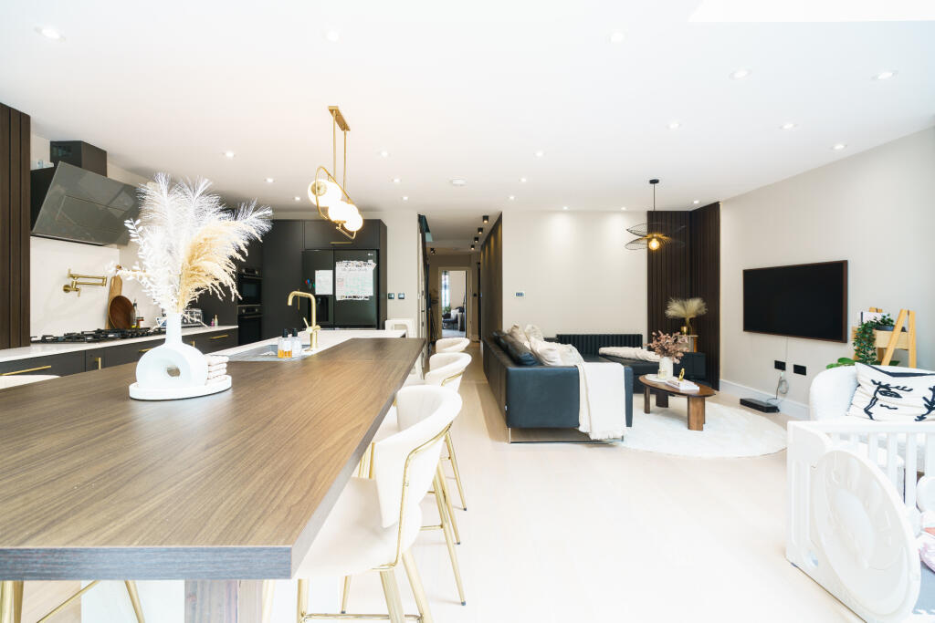 House in Watford - View 5