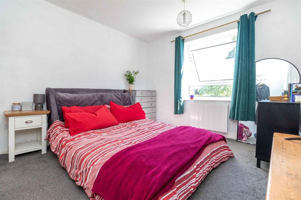 Hawthorn Gardens, Worthing photo 4