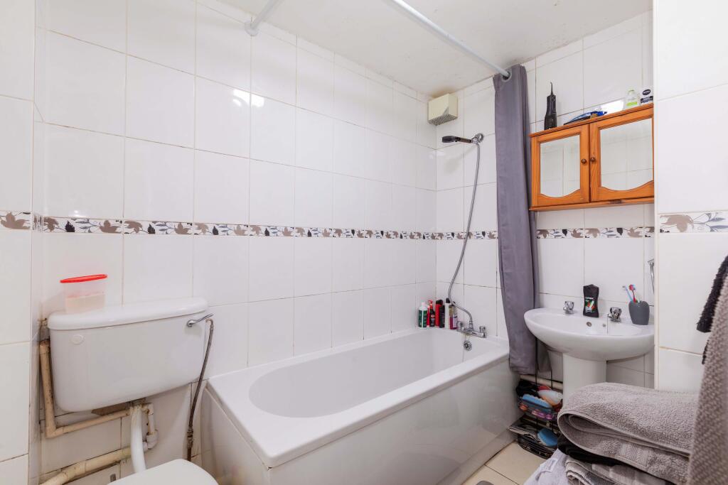 Apartment in Slough - View 5