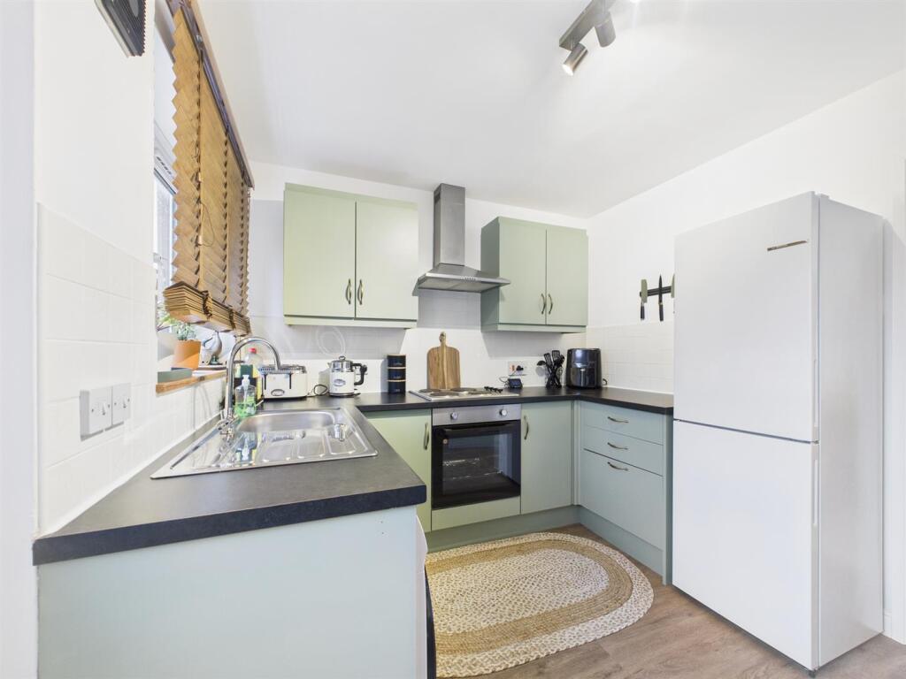 Fulmar Drive, Louth photo 4