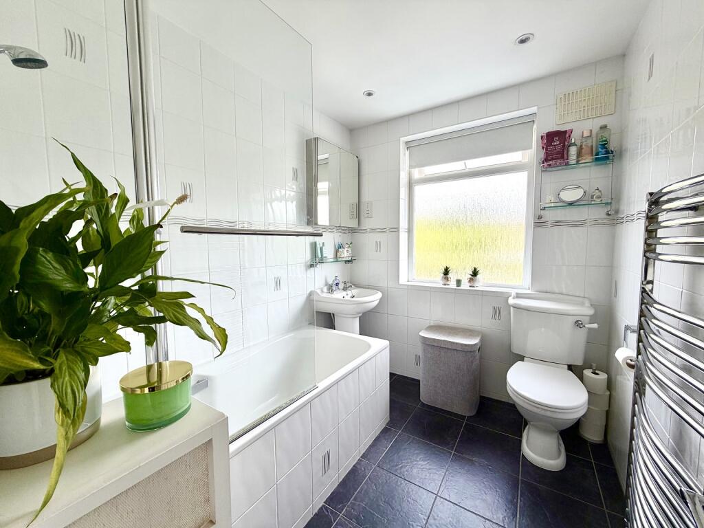 Cheshire Gardens, Chessington, Surrey. KT9 2PT photo 4