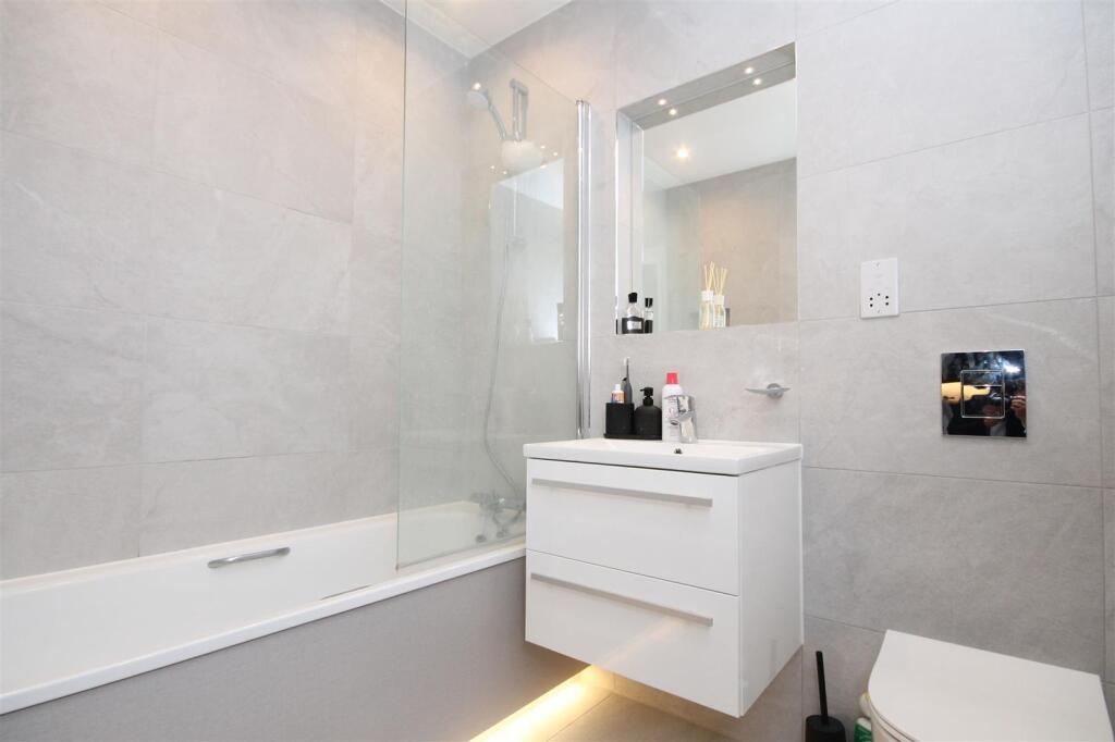 Apartment in Mole Valley, Leatherhead - More