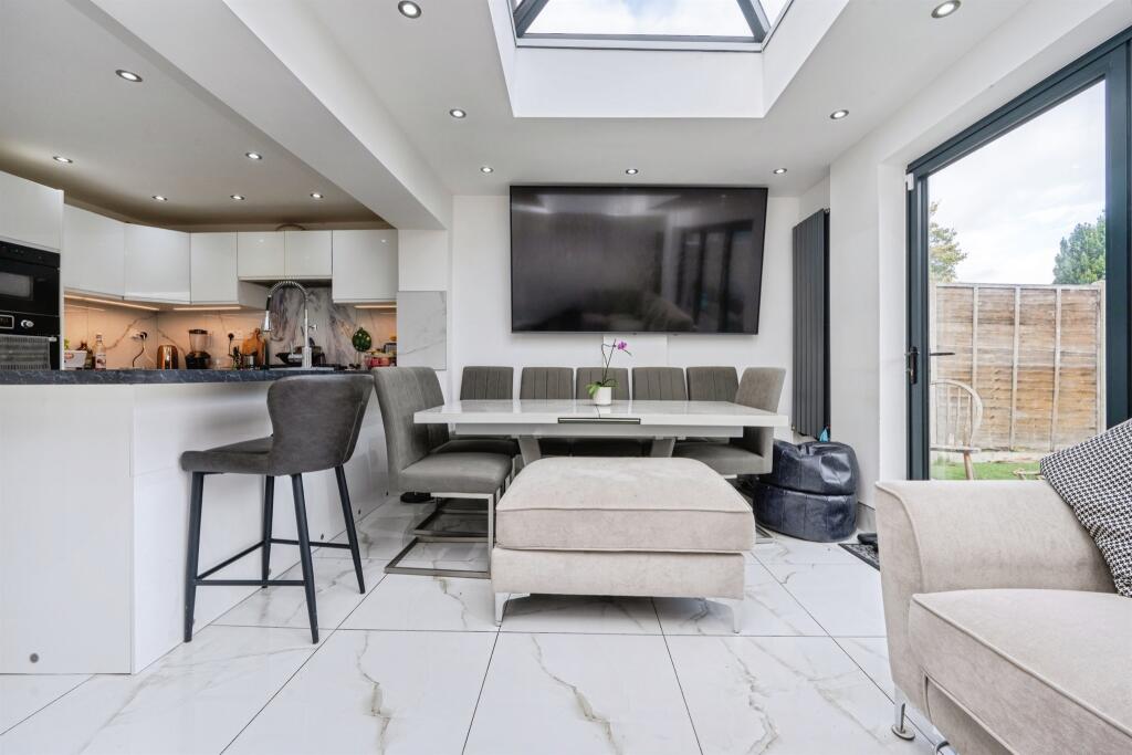 House in Houghton Regis, Central Bedfordshire - View 5