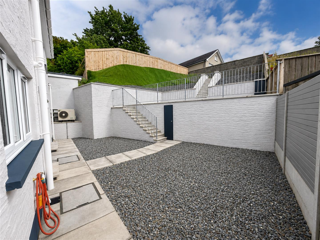 House in Llanybydder - View 3