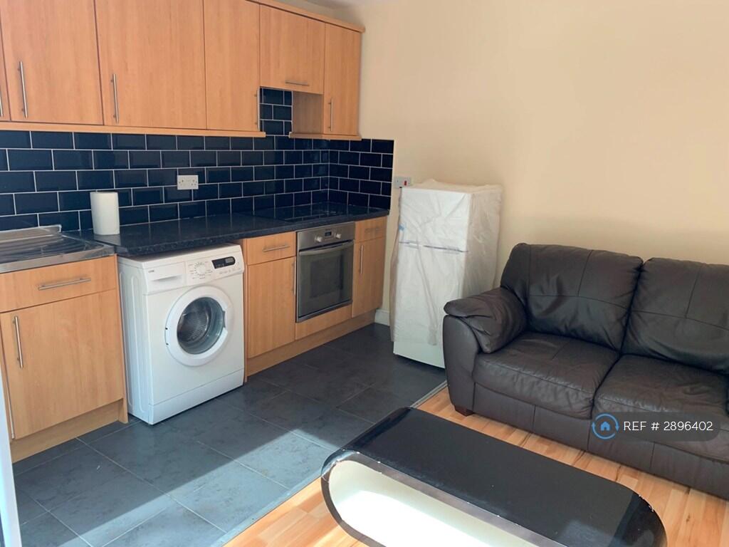 5 bedroom semi-detached house for rent