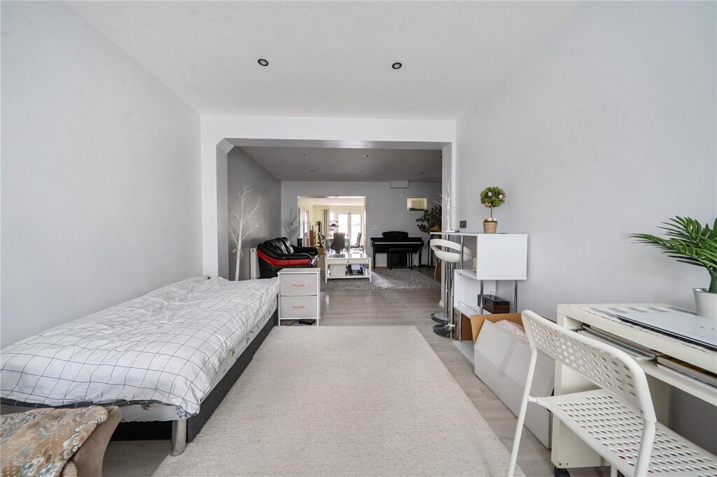 Woodhouse Close, Perivale, Greenford - More