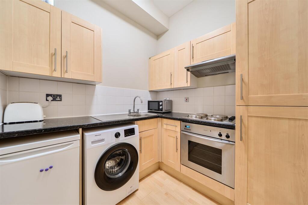 Apartment in Kingston upon Thames - View 3
