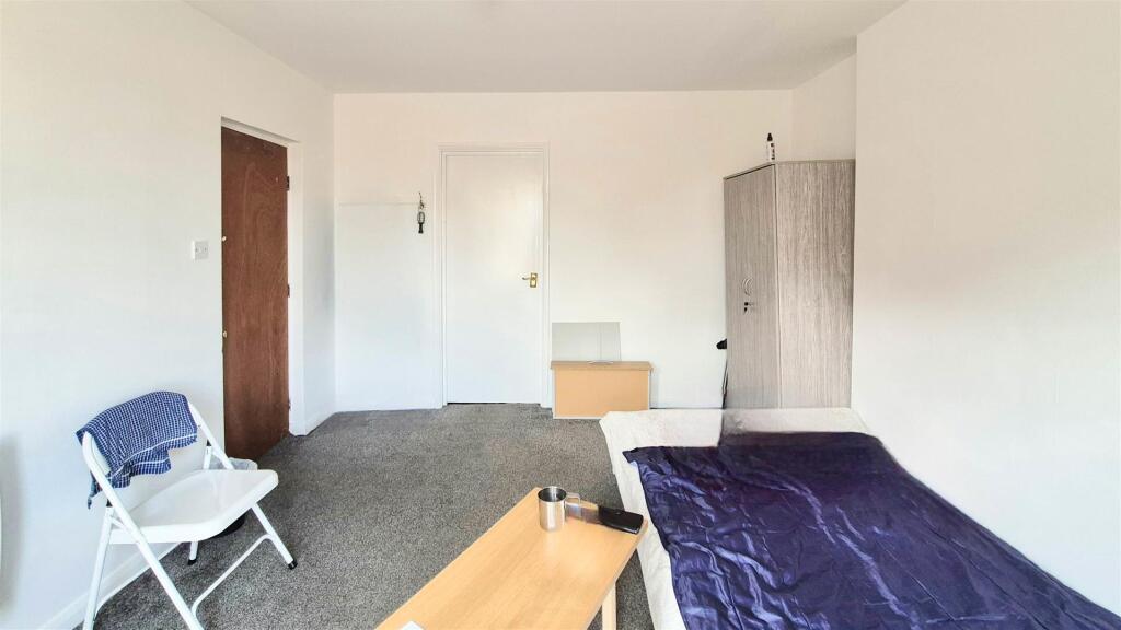 Apartment in Luton - More