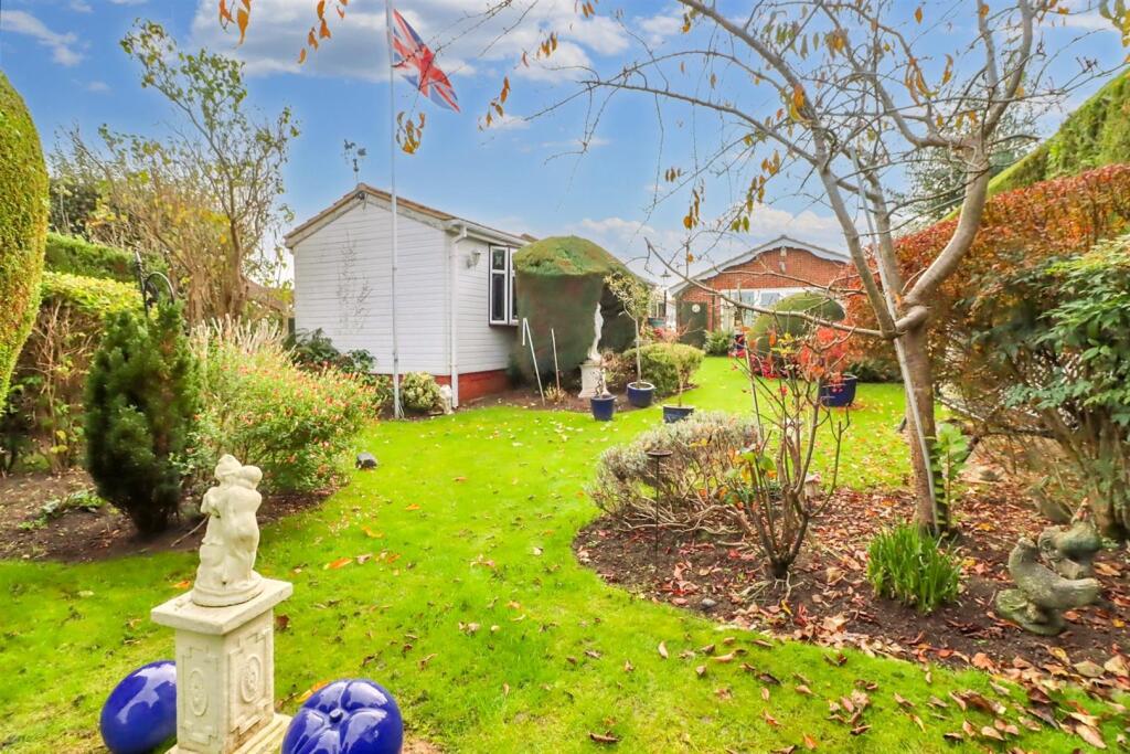 Beauchamps Drive, Wickford photo 2