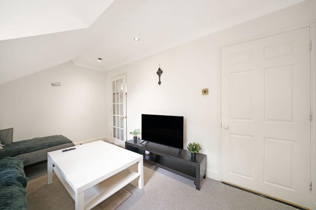 Apartment in Croydon - View 4