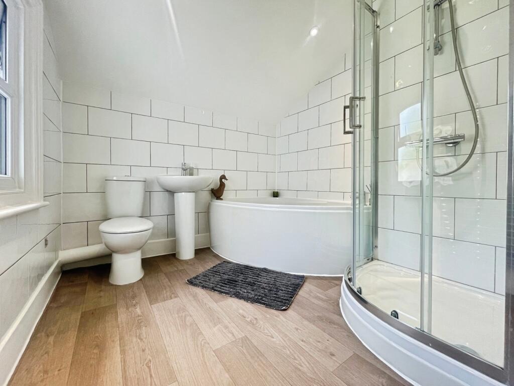 House in Waverley, Badshot Lea, Farnham - More