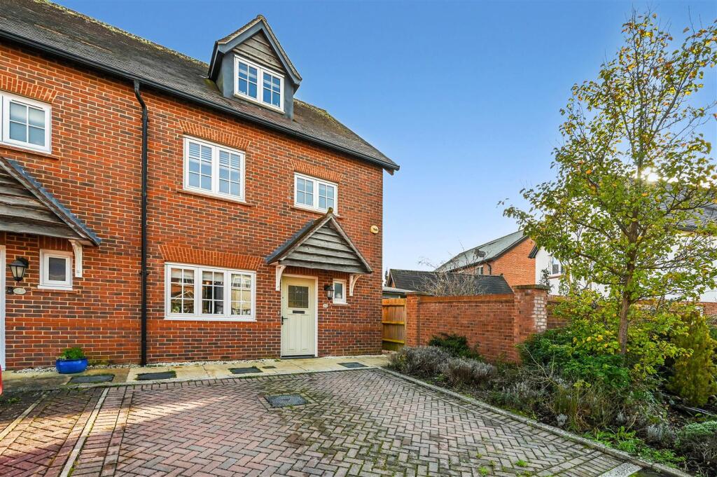 4-bed terraced on Trenchard Close, Waterlooville, £400,000