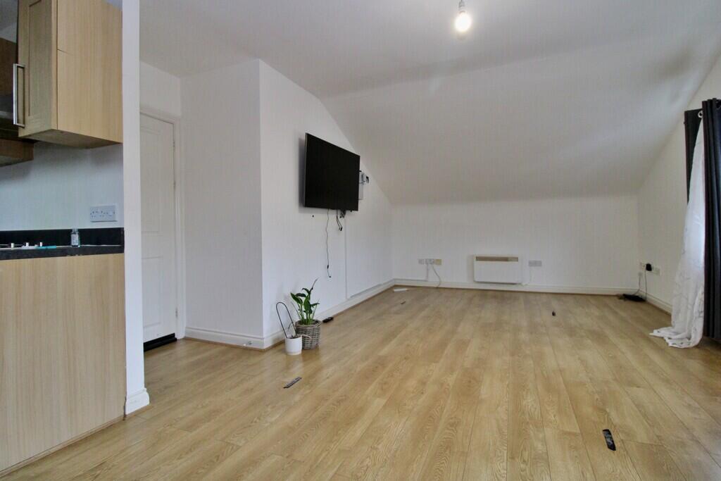 Apartment in Rugby, Warwickshire - View 3
