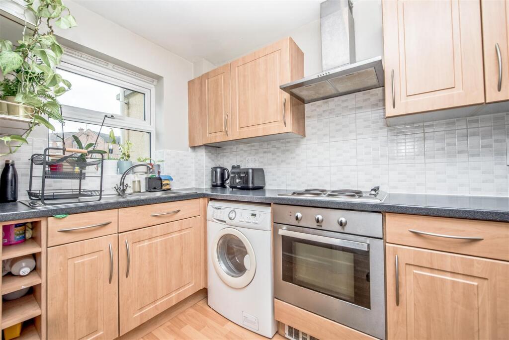 Apartment in Leeds, Town End, Farnley - View 3