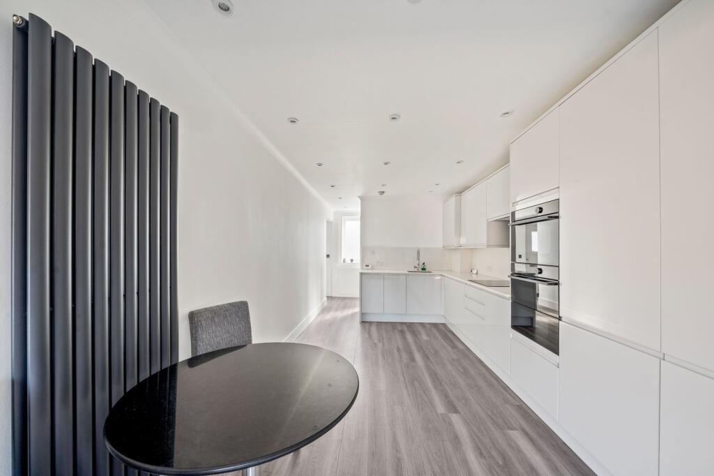 House in Sutton - More