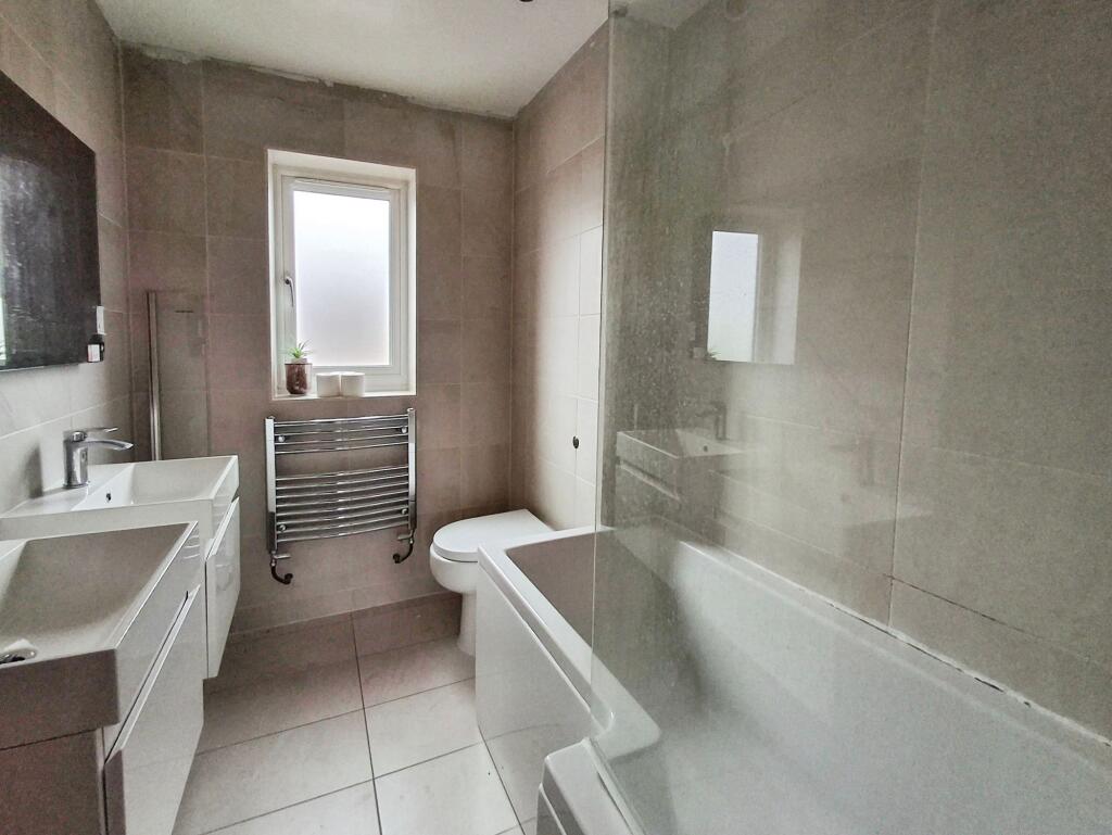 House in South Kesteven, Thurlby - More