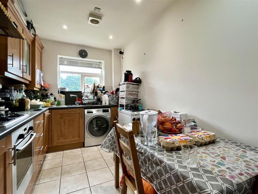 Apartment in Sutton Coldfield, Thimble End - View 4