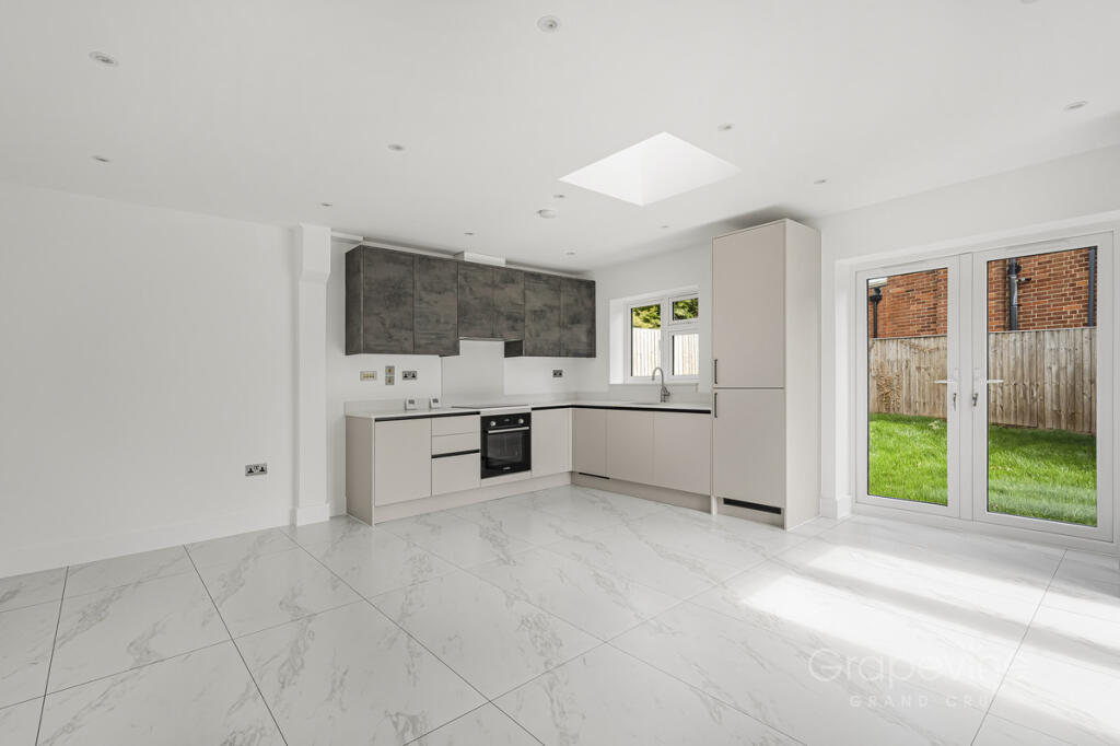 House in Slough - View 3
