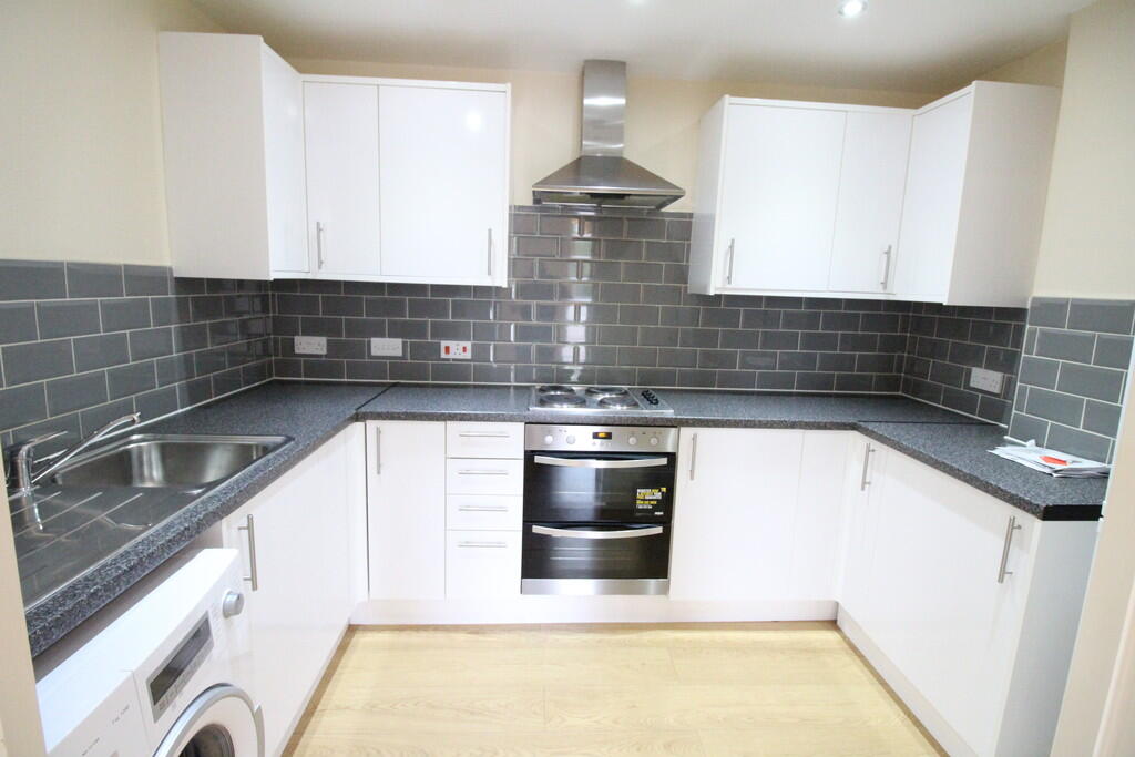 Apartment in London, Rush Green - View 5