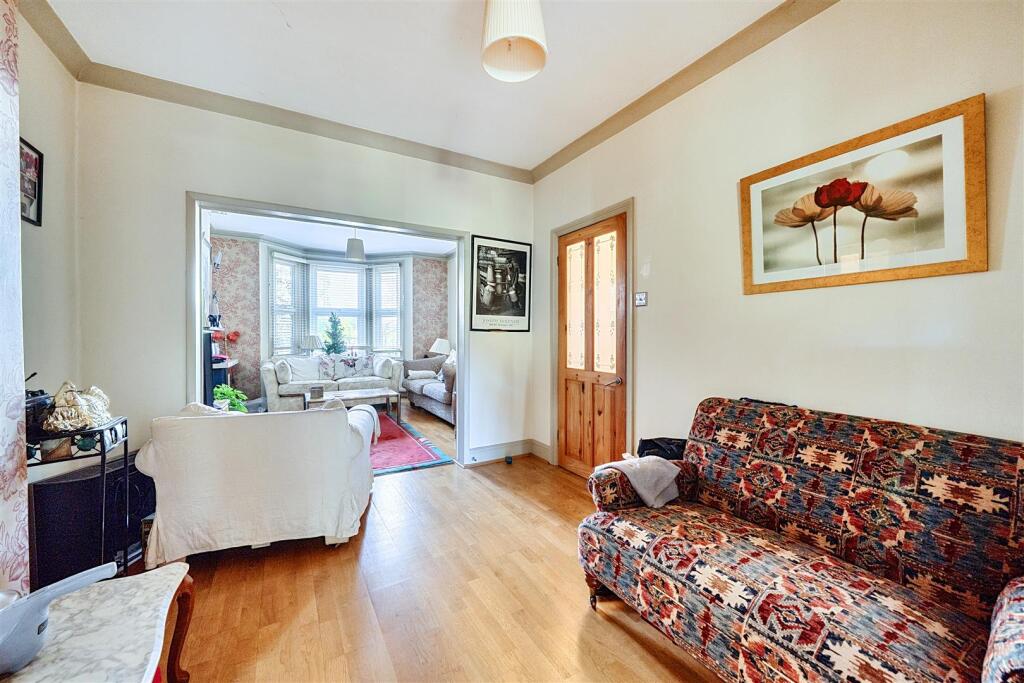 House in Kingston upon Thames - More