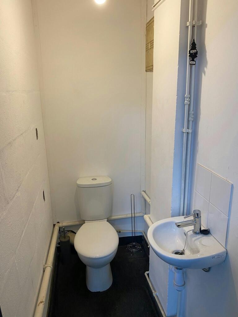 Toilet.jpg