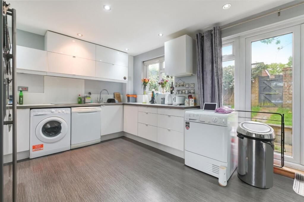 House in Tadworth, Tattenham Corner - More