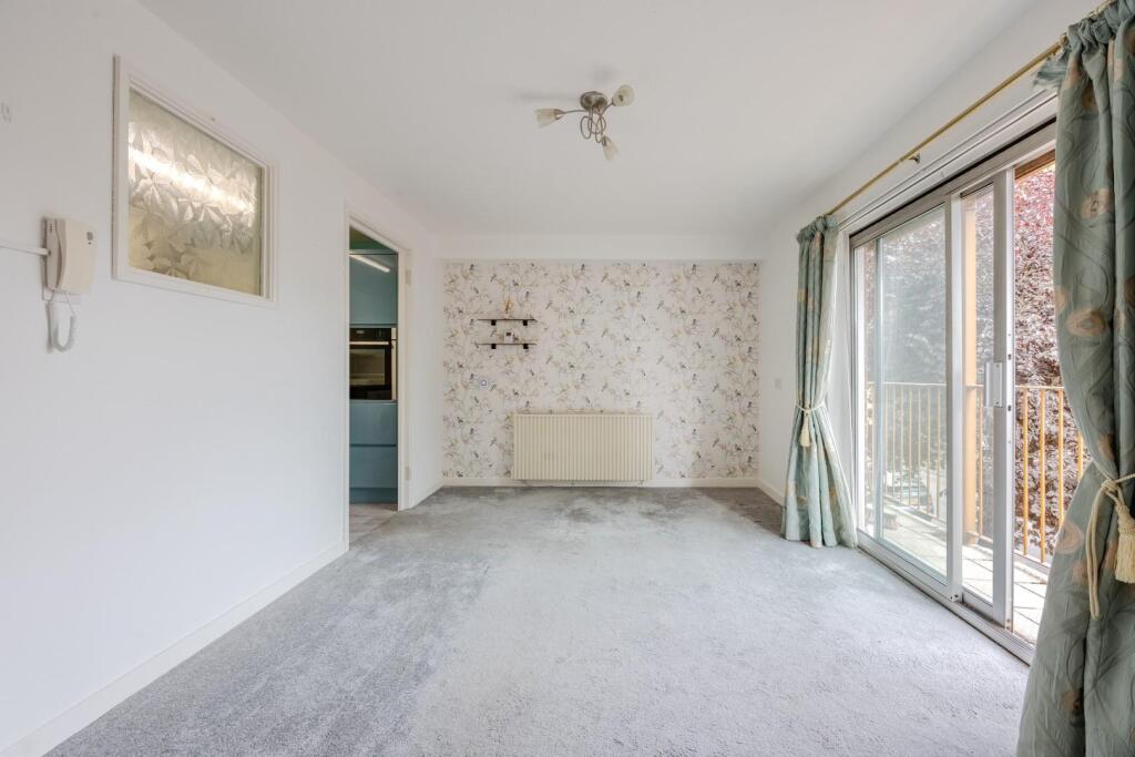 Apartment in Southend-on-Sea - View 3