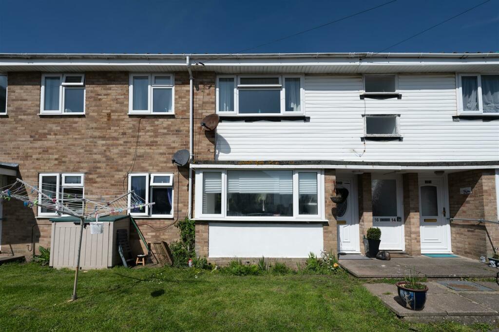3-bed flat on Winsor Close, Hayling Island, £165,000
